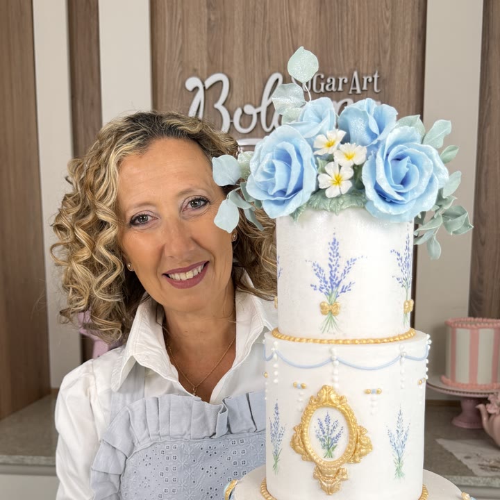 Adriana Bologna sonriendo junto a uno de sus pasteles coquette estilo Provenza
